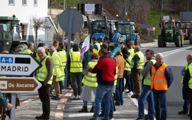 Varios tractores durante la décima quinta jornada de protestas en una carretera gallega