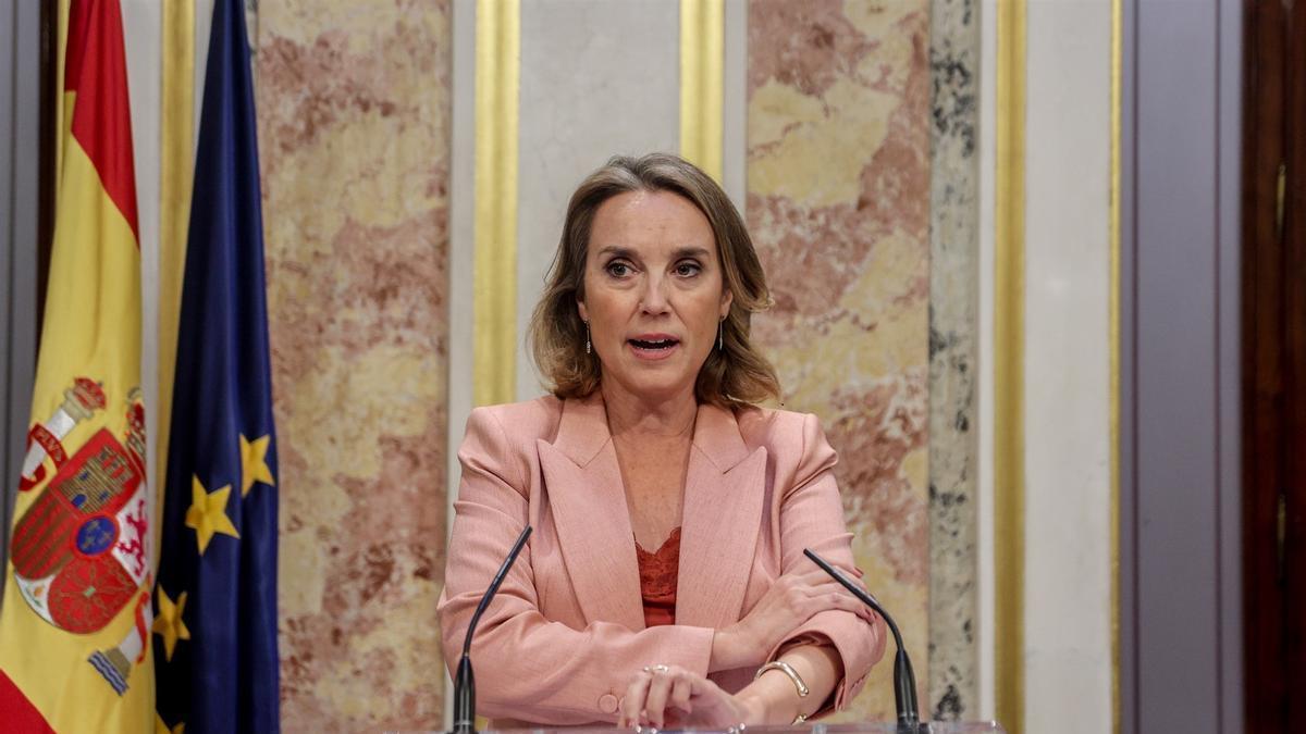 La secretaria general del PP, Cuca Gamarra, durante una rueda de prensa, en el Congreso de los Diputados