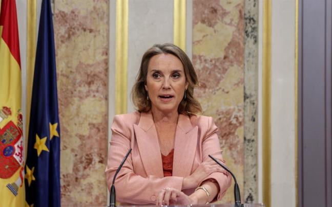 La secretaria general del PP, Cuca Gamarra, durante una rueda de prensa, en el Congreso de los Diputados