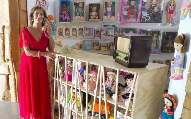 Teresa Lafragua en la recreación de la tienda de juguetes que da la bienvenida a la exposición de este año