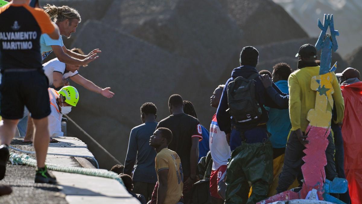 Salvamento Marítimo ha trasladado este jueves al muelle de La Restinga, en El Hierro, un cayuco rescatado en aguas cercanas a la isla con 183 personas a bordo, entre ellas 8 menores y 9 mujeres, la sexta embarcación del día que llega a Canarias, con lo que son 477 los migrantes desembarcados este jueves. En el último caso fue la Guardamar Talía la encargada de llevar a cabo el rescate tras localizar la embarcación a seis millas al sur de La Restinga. EFE/ Gelmert Finol