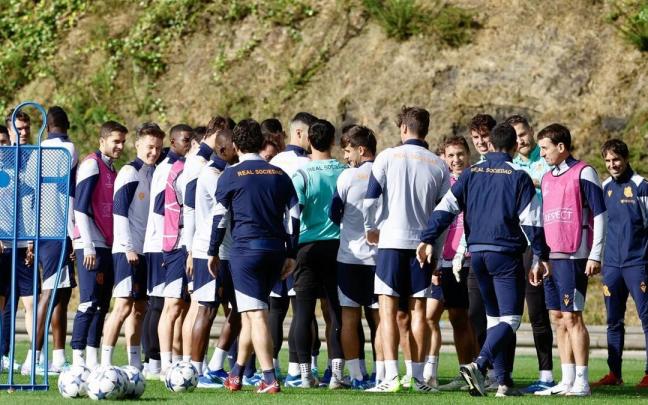 La Real Sociedad ejercitándose en Zubieta. / JAVIER COLMENERO