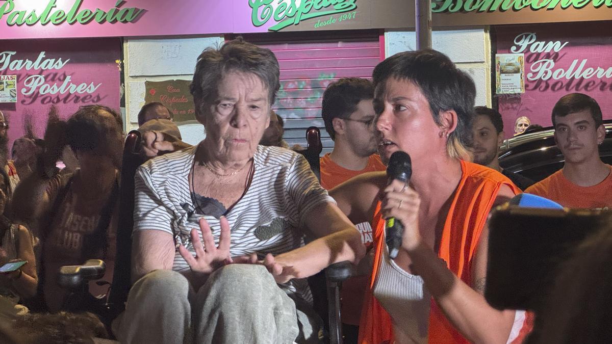 Maricarmen junto a los activistas que trataron de parar su desahucio