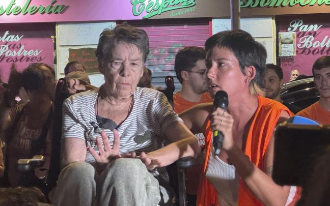 Maricarmen junto a los activistas que trataron de parar su desahucio