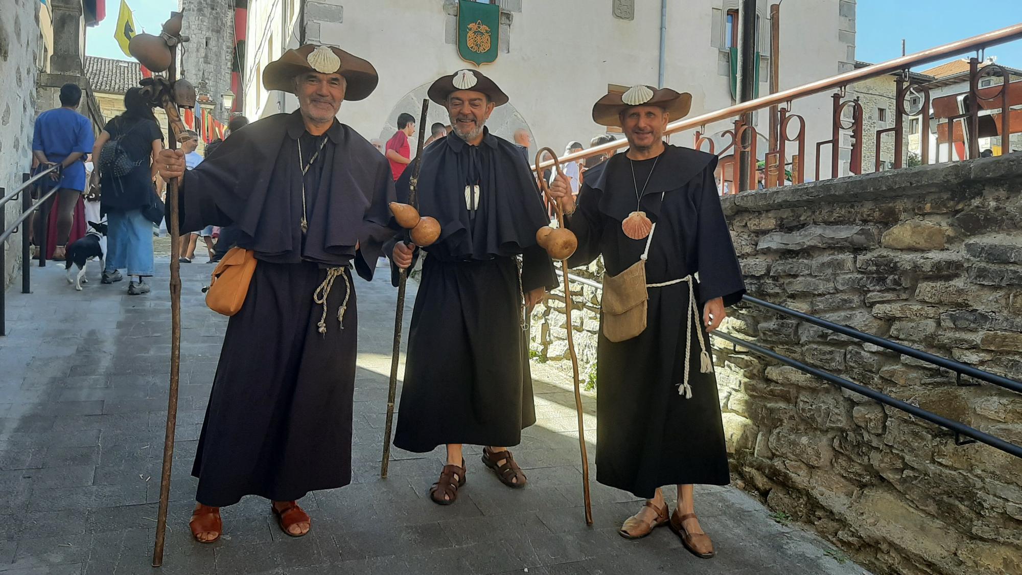 Vecinos de Artziniega ataviados de peregrinos