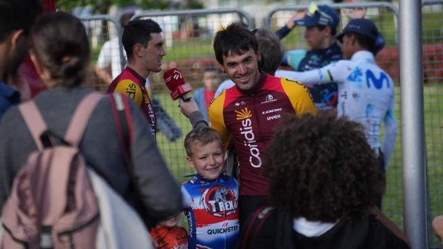 Ion Izagirre posa con dos aficionados antes del arranque de la Itzulia.