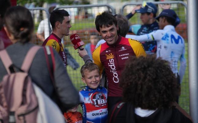 Ion Izagirre posa con dos aficionados antes del arranque de la Itzulia.