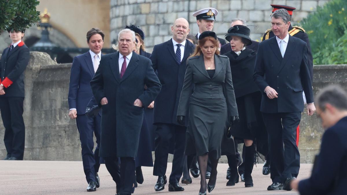 El Príncipe André y Sarah Ferguson, llegando al funeral por Constantino de Grecia.
