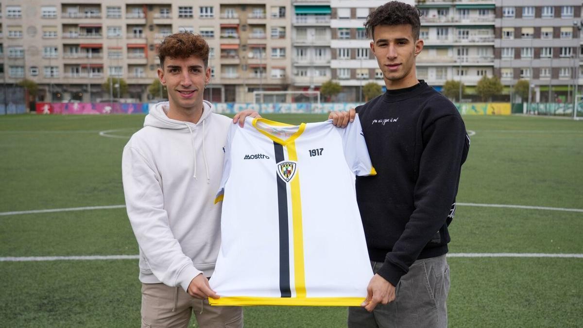 Altair Reyes y Aymane Jelbat, futbolistas del Barakaldo.