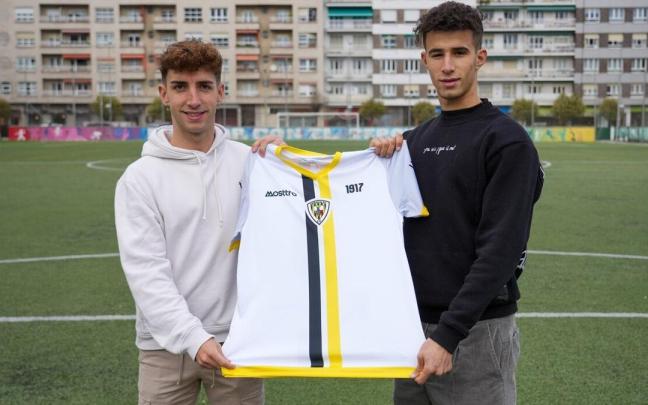 Altair Reyes y Aymane Jelbat, futbolistas del Barakaldo. Altair Reyes y Aymane Jelbat, futbolistas del Barakaldo.