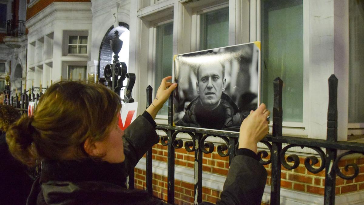 Simpatizantes de Navalni levantan memoriales desafiando al Kremlin