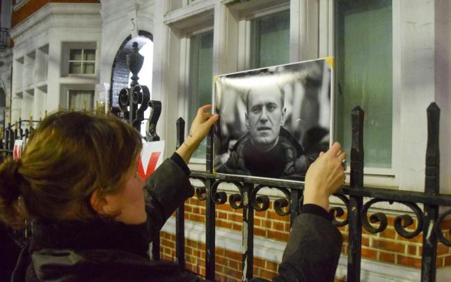 Simpatizantes de Navalni levantan memoriales desafiando al Kremlin