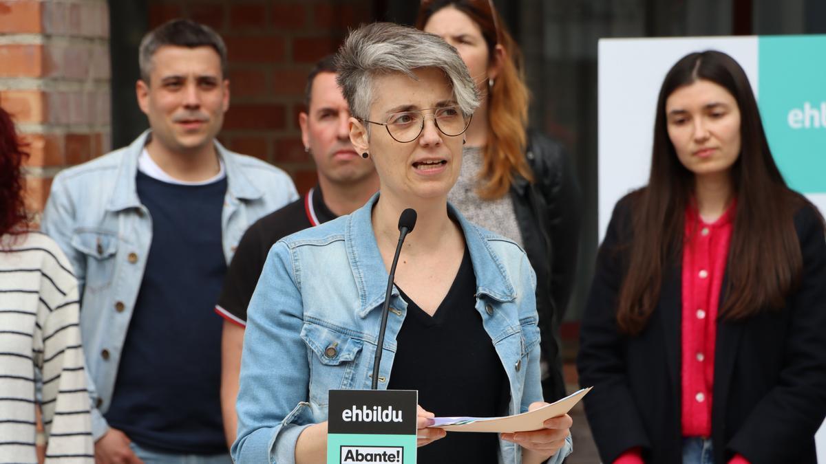 Oihaneder Indakoetxea en un acto celebrado en la plaza Consistorial de Barañáin.