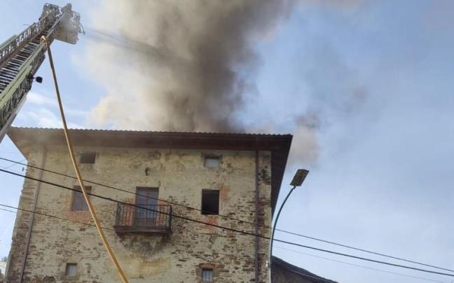 Incendio en un caserío de Arrankudiaga-Zollo