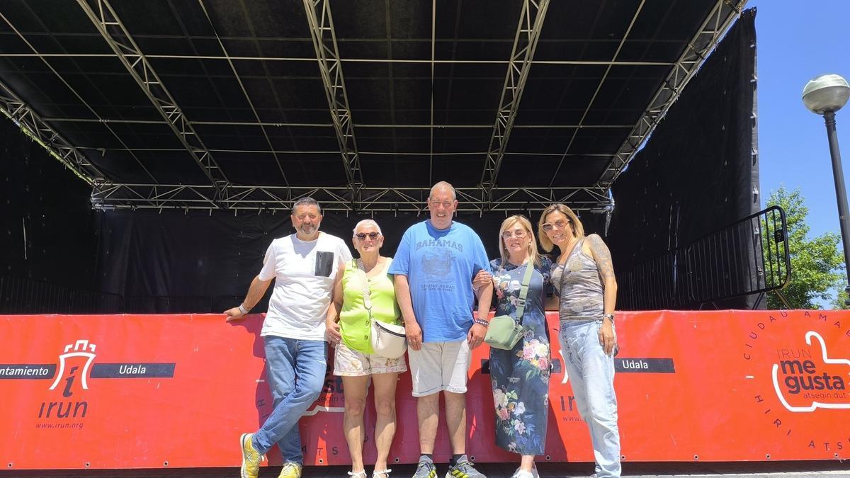 Una parte de los organizadores de las fiestas de El Pinar, con su presidente José Arias a la izquierda, y la vicepresidenta Joana Alzaga a la derecha.