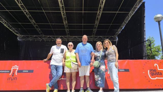 Una parte de los organizadores de las fiestas de El Pinar, con su presidente José Arias a la izquierda, y la vicepresidenta Joana Alzaga a la derecha.