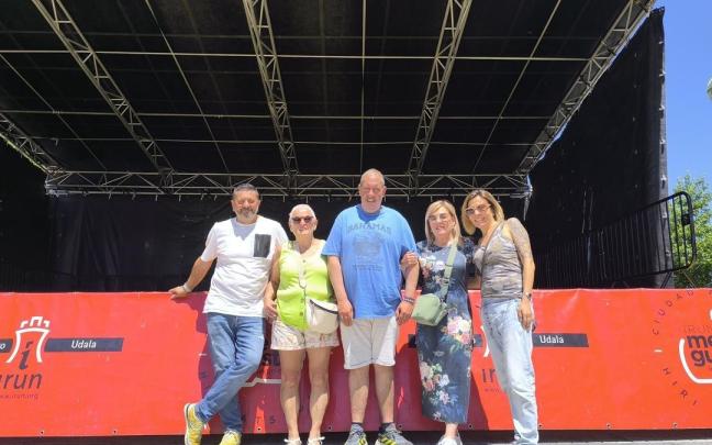 Una parte de los organizadores de las fiestas de El Pinar, con su presidente José Arias a la izquierda, y la vicepresidenta Joana Alzaga a la derecha.