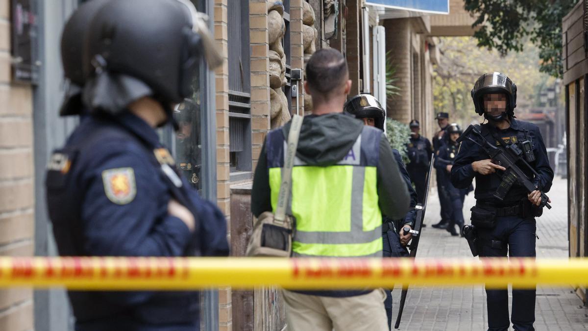 Agentes de la Policía Nacional intentan negociar con el hombre atrincherado.