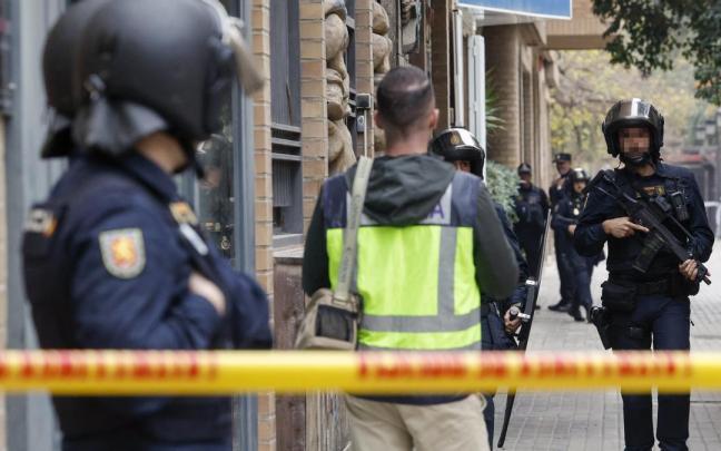 Agentes de la Policía Nacional intentan negociar con el hombre atrincherado.