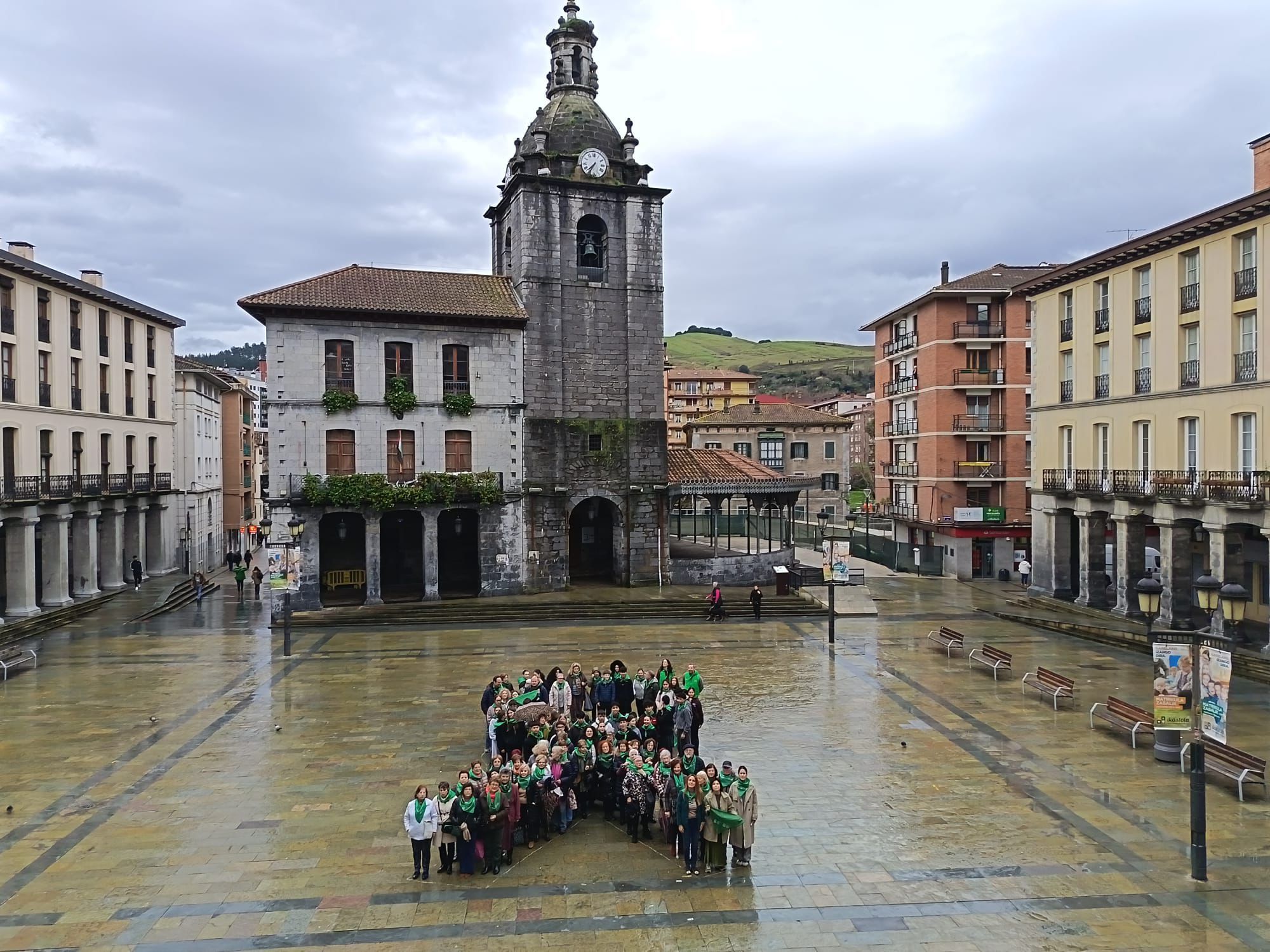 El lazo humano creado en la Herriko Plaza de Laudio el pasado martes