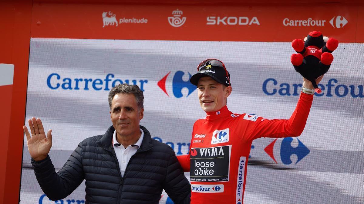 Miguel Indurain posa con Vingegaard, líder.