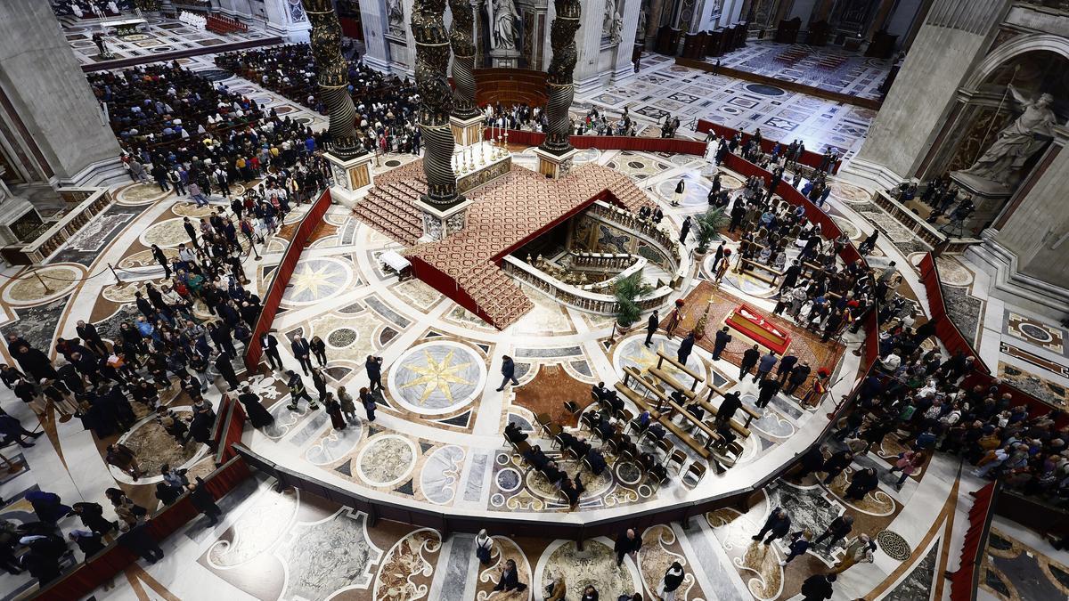 Cientos de personas abarrotan la Basílica de San Pedro para despedir al Papa.