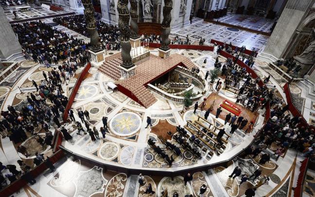 Cientos de personas abarrotan la Basílica de San Pedro para despedir al Papa. / EP Cientos de personas abarrotan la Basílica de San Pedro para despedir al Papa.