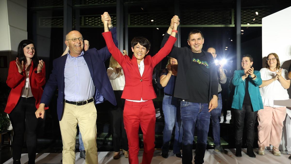 Arnaldo Otegi , Juan Carlos Izaguirre y la candidata Maddalen Iriarte celebran el triunfo en las Juntas e Gipuzkoa.