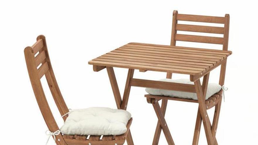 Vista del conjunto exterior Askholmen de Ikea, con mesa y dos sillas exteriores plegables