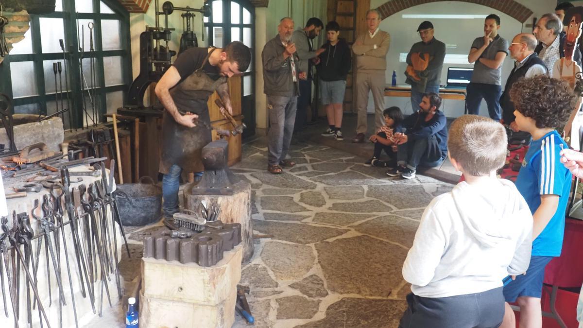 La visita al museo elgoibartarra y la muestra de herrería hizo las delicias de los asistentes