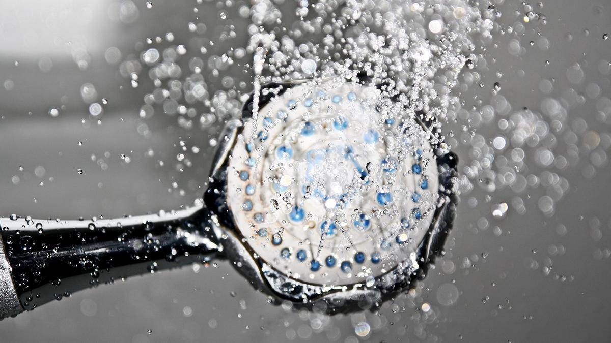 Cómo eliminar la cal del baño y cocina