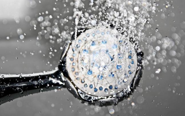 Cómo eliminar la cal del baño y cocina
