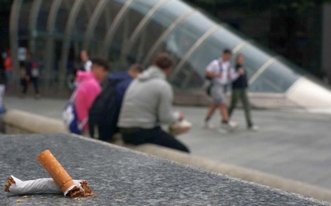 El 21,49% de la población fuma en Bilbao: un 25,6% de los hombres y el 17,2% de las mujeres. El 21,49% de la población fuma en Bilbao: un 25,6% de los hombres y el 17,2% de las mujeres.