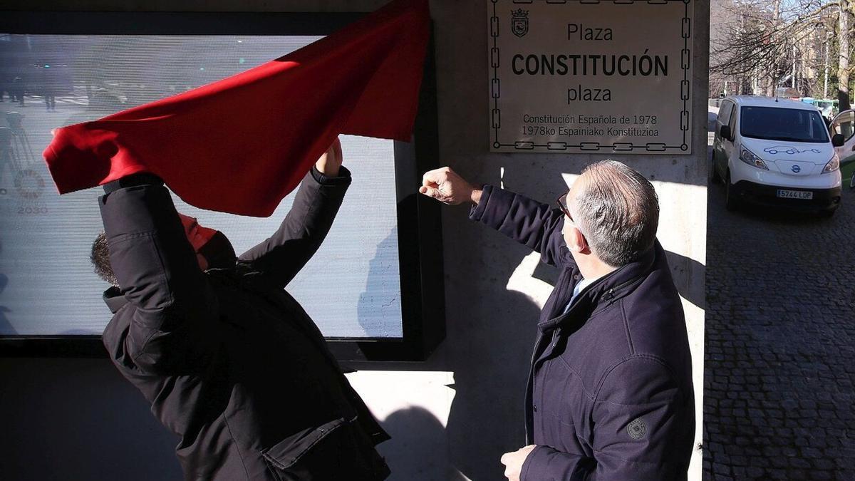 El alcalde de Pamplona, Enrique Maya, descubre la plaza de la renombrada plaza Baluarte, en enero de 2022.