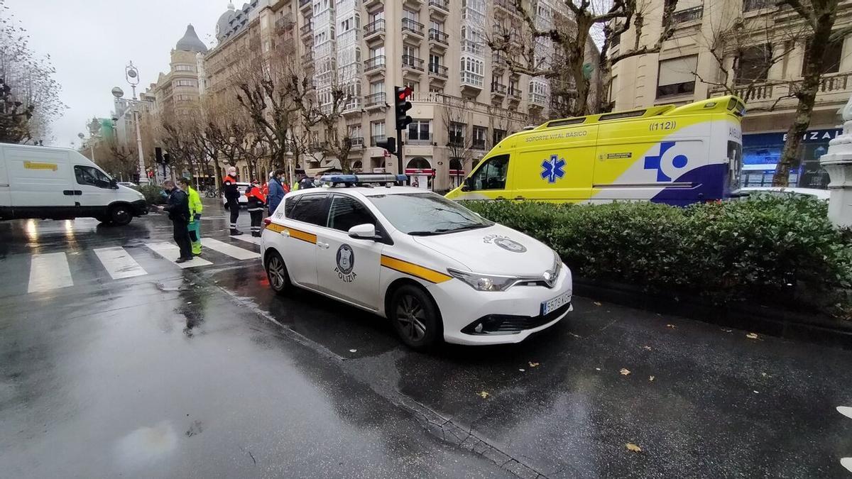 La Guardia Municipal y una ambulancia atienden un accidente en la avenida de la Libertad