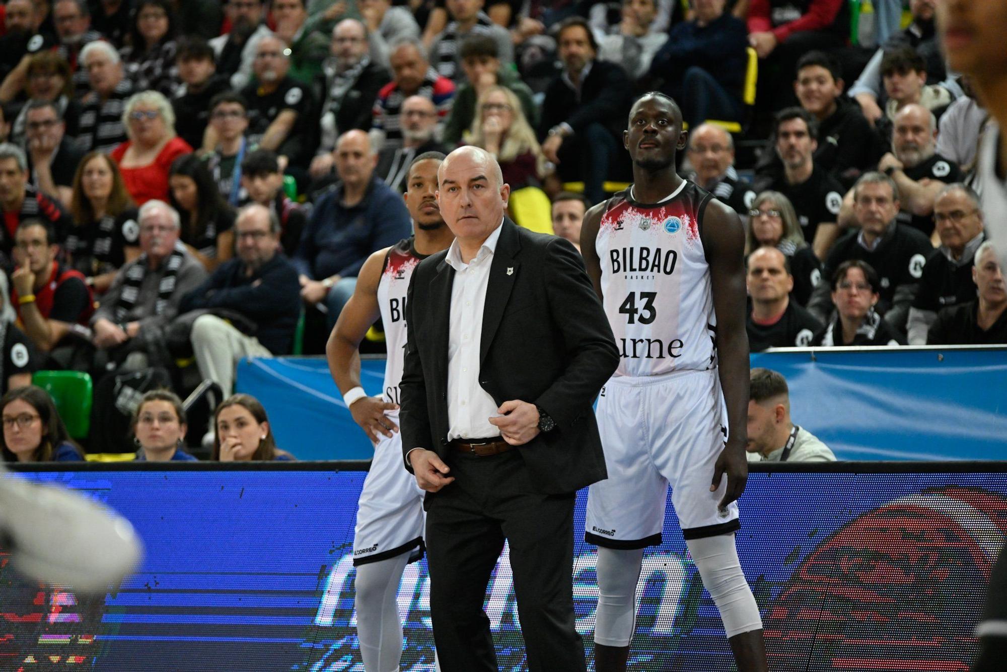 Jaume Ponsarnau, durante un partido de la pasada temporada en Miribilla, junto a Pantzar y Sylla. / OSKAR GONZÁLEZ