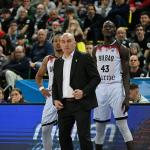 Jaume Ponsarnau, durante un partido de la pasada temporada en Miribilla, junto a Pantzar y Sylla. / OSKAR GONZÁLEZ