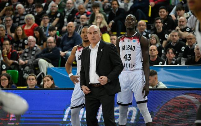 Jaume Ponsarnau, durante un partido de la pasada temporada en Miribilla, junto a Pantzar y Sylla. / OSKAR GONZÁLEZ
