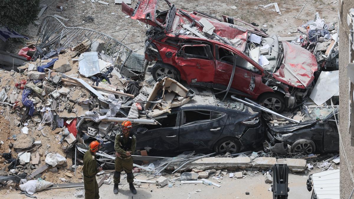 El Mando del Frente Interior de Israel busca a personas desaparecidas bajo los escombros de un edificio residencial en Bat Yam.