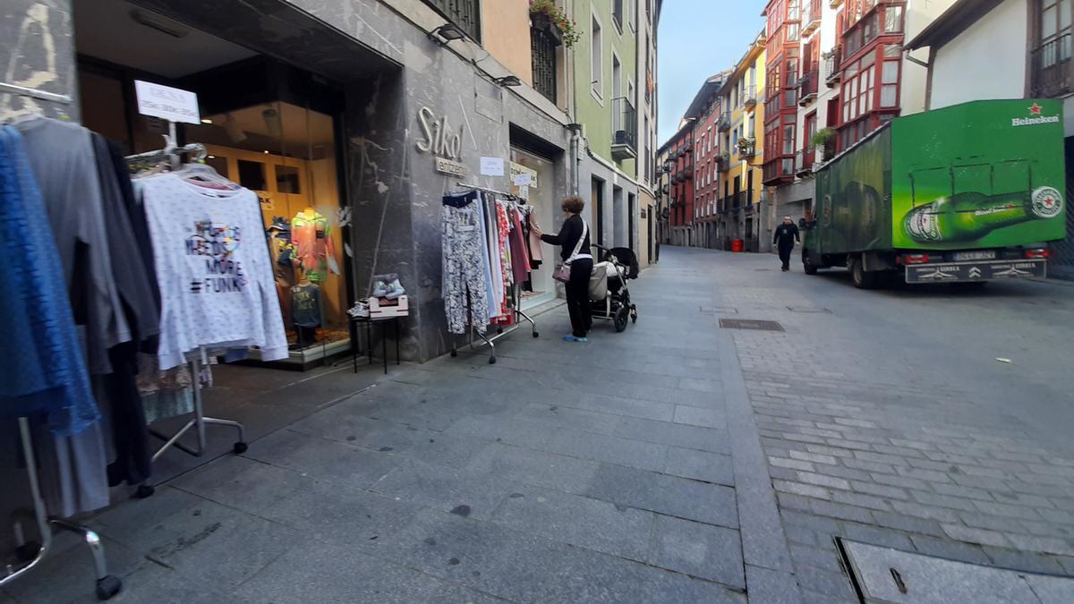 Los comercios sacarán a la calle sus expositores con los productos rebajados.