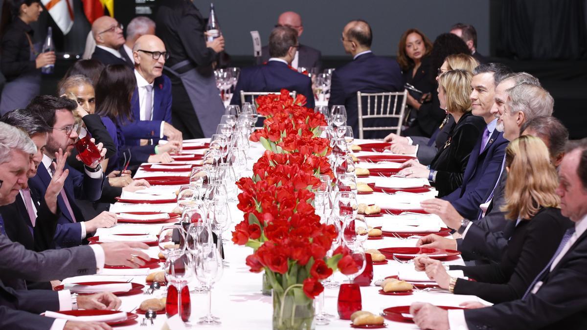 Aragonès, Felipe VI y Sánchez, en la cena de bienvenida de anoche del Mobile World Congres.