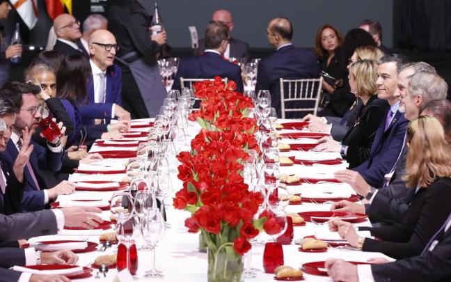 Aragonès, Felipe VI y Sánchez, en la cena de bienvenida de anoche del Mobile World Congres. Aragonès, Felipe VI y Sánchez, en la cena de bienvenida de anoche del Mobile World Congres.