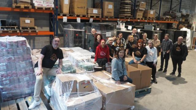 Voluntarios y colaboradores de Zaporeak, con el material recogido, listo para ser enviado a Lesbos.