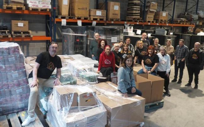 Voluntarios y colaboradores de Zaporeak, con el material recogido, listo para ser enviado a Lesbos.