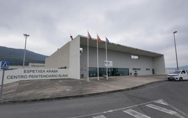 Entrada del centro penitenciario de Araba.