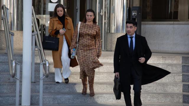 La actriz Elisa Mouliaá, sale de declarar de los juzgados de Plaza de Castilla, junto a su abogado, Alfredo Arrién.