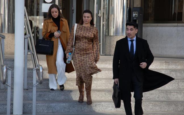 La actriz Elisa Mouliaá, sale de declarar de los juzgados de Plaza de Castilla, junto a su abogado, Alfredo Arrién.