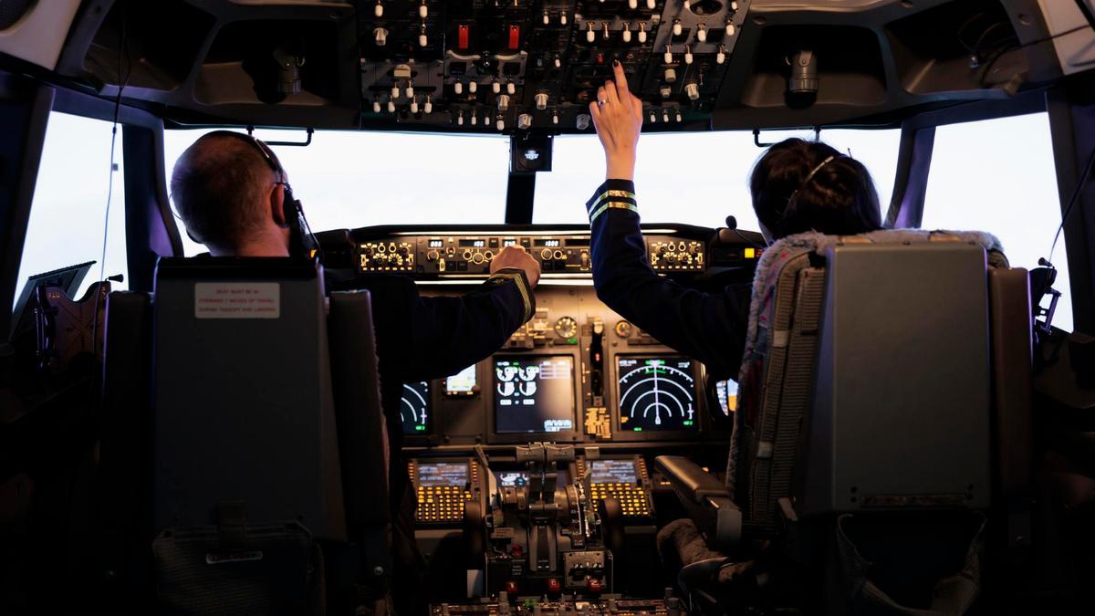 Dos pilotos, preparándose para un despegue.