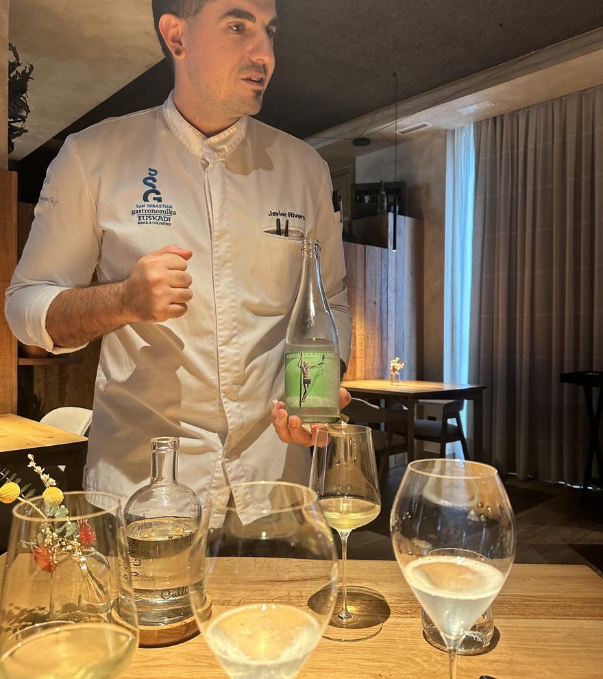 Javier Rivera con la propuesta de bebidas NoLo en el restaurante AMA.