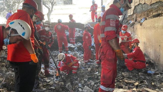 Equipos de rescate iraníes trabajan entre los escombros de un edificio bombardeado en Teherán. / EP Equipos de rescate iraníes trabajan entre los escombros de un edificio bombardeado en Teherán.
